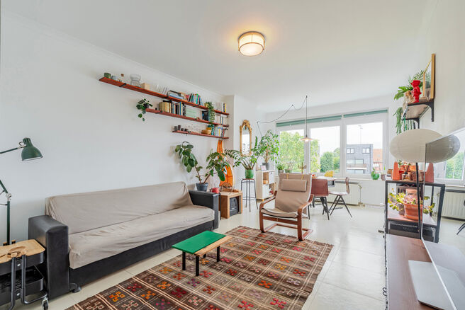 Cet appartement contemporain, entièrement prêt à emménager, avec deux chambres, est situé dans une petite copropriété à Strombeek-Bever.
Il dispose d’une terrasse orientée sud-est et de deux caves pratiques pour un espace de rangement suppléme