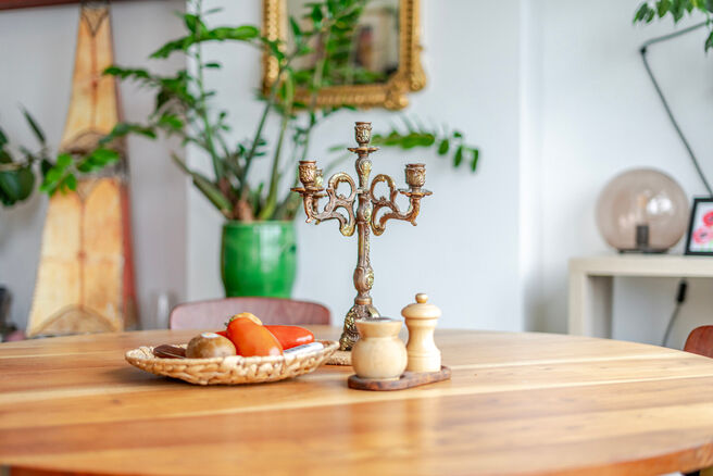 Cet appartement contemporain, entièrement prêt à emménager, avec deux chambres, est situé dans une petite copropriété à Strombeek-Bever.
Il dispose d’une terrasse orientée sud-est et de deux caves pratiques pour un espace de rangement suppléme