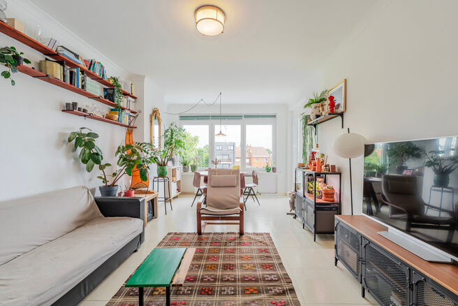 Cet appartement contemporain, entièrement prêt à emménager, avec deux chambres, est situé dans une petite copropriété à Strombeek-Bever.
Il dispose d’une terrasse orientée sud-est et de deux caves pratiques pour un espace de rangement suppléme