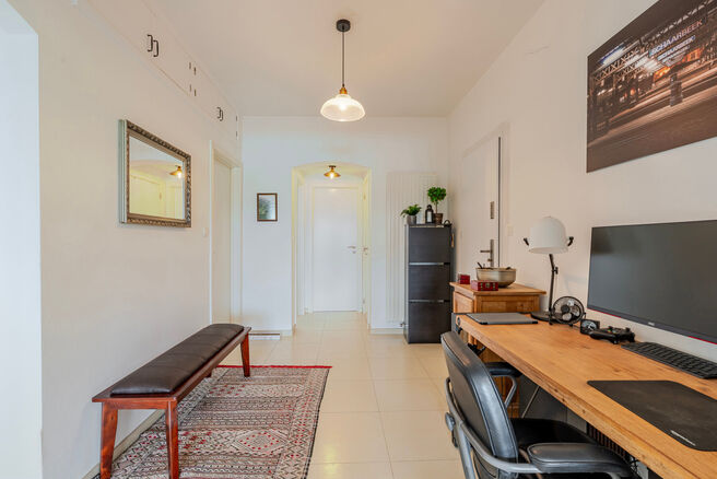 Cet appartement contemporain, entièrement prêt à emménager, avec deux chambres, est situé dans une petite copropriété à Strombeek-Bever.
Il dispose d’une terrasse orientée sud-est et de deux caves pratiques pour un espace de rangement suppléme