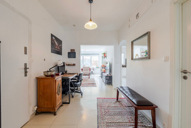 Cet appartement contemporain, entièrement prêt à emménager, avec deux chambres, est situé dans une petite copropriété à Strombeek-Bever.
Il dispose d’une terrasse orientée sud-est et de deux caves pratiques pour un espace de rangement suppléme