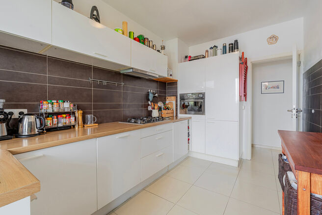 Cet appartement contemporain, entièrement prêt à emménager, avec deux chambres, est situé dans une petite copropriété à Strombeek-Bever.
Il dispose d’une terrasse orientée sud-est et de deux caves pratiques pour un espace de rangement suppléme