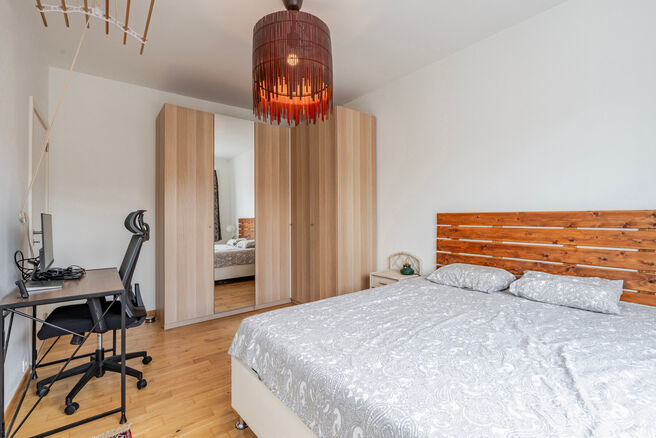 Cet appartement contemporain, entièrement prêt à emménager, avec deux chambres, est situé dans une petite copropriété à Strombeek-Bever.
Il dispose d’une terrasse orientée sud-est et de deux caves pratiques pour un espace de rangement suppléme