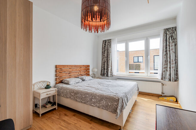 Cet appartement contemporain, entièrement prêt à emménager, avec deux chambres, est situé dans une petite copropriété à Strombeek-Bever.
Il dispose d’une terrasse orientée sud-est et de deux caves pratiques pour un espace de rangement suppléme