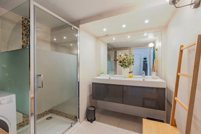 Cet appartement contemporain, entièrement prêt à emménager, avec deux chambres, est situé dans une petite copropriété à Strombeek-Bever.
Il dispose d’une terrasse orientée sud-est et de deux caves pratiques pour un espace de rangement suppléme