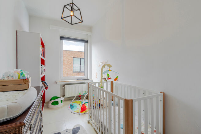 Cet appartement contemporain, entièrement prêt à emménager, avec deux chambres, est situé dans une petite copropriété à Strombeek-Bever.
Il dispose d’une terrasse orientée sud-est et de deux caves pratiques pour un espace de rangement suppléme