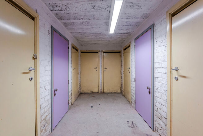 Cet appartement contemporain, entièrement prêt à emménager, avec deux chambres, est situé dans une petite copropriété à Strombeek-Bever.
Il dispose d’une terrasse orientée sud-est et de deux caves pratiques pour un espace de rangement suppléme