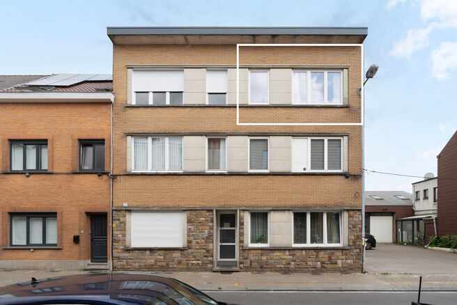 Cet appartement contemporain, entièrement prêt à emménager, avec deux chambres, est situé dans une petite copropriété à Strombeek-Bever.
Il dispose d’une terrasse orientée sud-est et de deux caves pratiques pour un espace de rangement suppléme