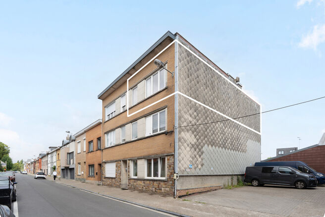 Cet appartement contemporain, entièrement prêt à emménager, avec deux chambres, est situé dans une petite copropriété à Strombeek-Bever.
Il dispose d’une terrasse orientée sud-est et de deux caves pratiques pour un espace de rangement suppléme