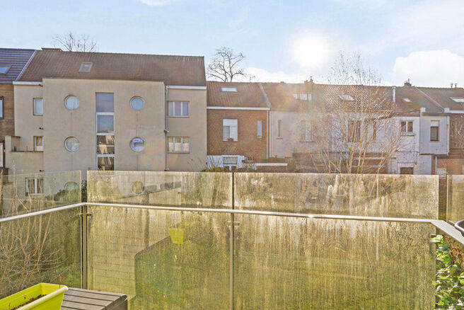 Cet appartement d’angle idéalement situé, avec deux chambres, deux salles de bains et deux terrasses orientées plein sud, se trouve dans un environnement verdoyant et calme, à l’arrière d’une résidence bien entretenue et à l’écart de la ru