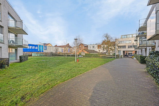 Cet appartement d’angle idéalement situé, avec deux chambres, deux salles de bains et deux terrasses orientées plein sud, se trouve dans un environnement verdoyant et calme, à l’arrière d’une résidence bien entretenue et à l’écart de la ru