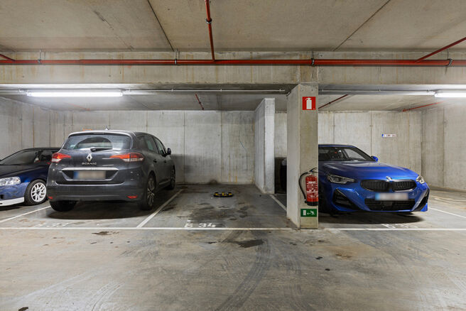 Cet appartement d’angle idéalement situé, avec deux chambres, deux salles de bains et deux terrasses orientées plein sud, se trouve dans un environnement verdoyant et calme, à l’arrière d’une résidence bien entretenue et à l’écart de la ru