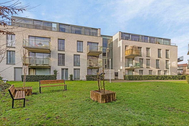 Cet appartement d’angle idéalement situé, avec deux chambres, deux salles de bains et deux terrasses orientées plein sud, se trouve dans un environnement verdoyant et calme, à l’arrière d’une résidence bien entretenue et à l’écart de la ru