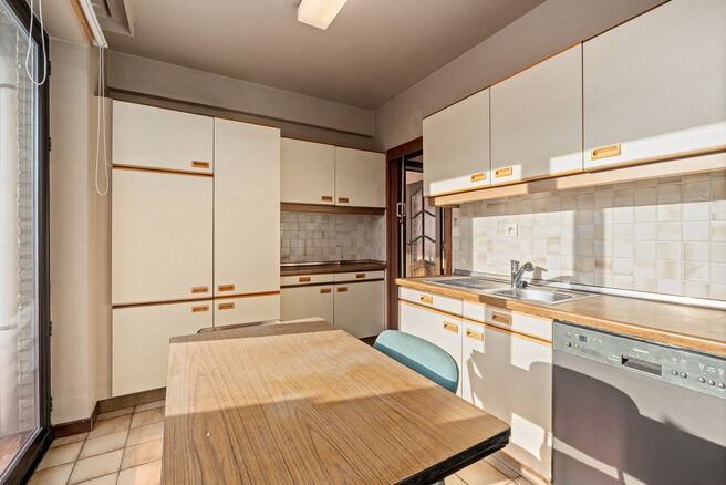 Ce lumineux appartement d&rsquo;angle avec 3 chambres et 2 salles de bains, garage et cave est situ&eacute; dans une petite copropri&eacute;t&eacute; de seulement 3 appartements.
Gr&acirc;ce &agrave; sa situation id&eacute;ale, le bien b&eacute;n&eacute;ficie d&rsquo;un acc&egrave;s ais&eacute; vers Bruxelles et le Ring 