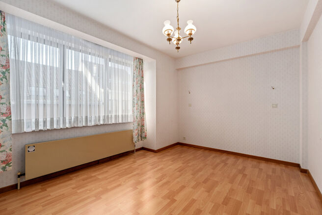Ce lumineux appartement d&rsquo;angle avec 3 chambres et 2 salles de bains, garage et cave est situ&eacute; dans une petite copropri&eacute;t&eacute; de seulement 3 appartements.
Gr&acirc;ce &agrave; sa situation id&eacute;ale, le bien b&eacute;n&eacute;ficie d&rsquo;un acc&egrave;s ais&eacute; vers Bruxelles et le Ring 