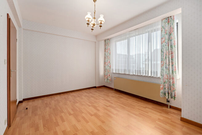 Ce lumineux appartement d&rsquo;angle avec 3 chambres et 2 salles de bains, garage et cave est situ&eacute; dans une petite copropri&eacute;t&eacute; de seulement 3 appartements.
Gr&acirc;ce &agrave; sa situation id&eacute;ale, le bien b&eacute;n&eacute;ficie d&rsquo;un acc&egrave;s ais&eacute; vers Bruxelles et le Ring 