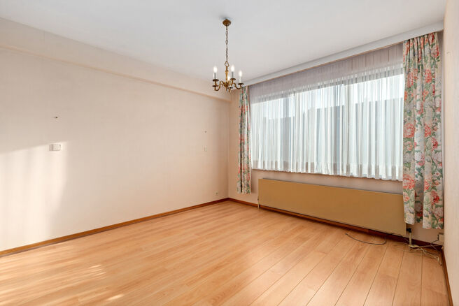 Ce lumineux appartement d&rsquo;angle avec 3 chambres et 2 salles de bains, garage et cave est situ&eacute; dans une petite copropri&eacute;t&eacute; de seulement 3 appartements.
Gr&acirc;ce &agrave; sa situation id&eacute;ale, le bien b&eacute;n&eacute;ficie d&rsquo;un acc&egrave;s ais&eacute; vers Bruxelles et le Ring 