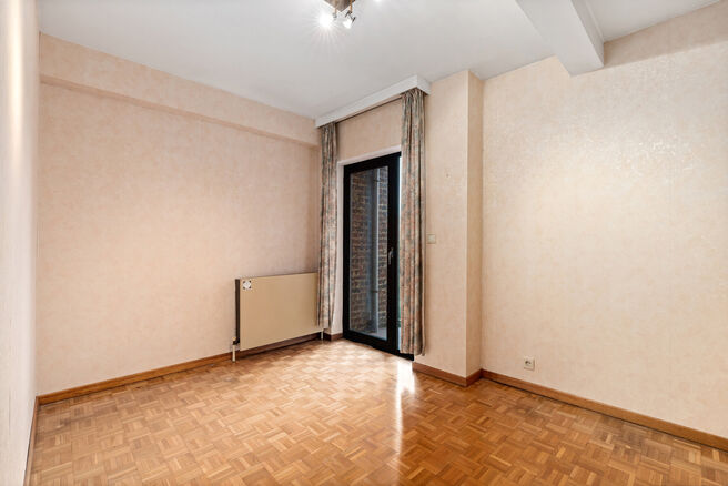 Ce lumineux appartement d&rsquo;angle avec 3 chambres et 2 salles de bains, garage et cave est situ&eacute; dans une petite copropri&eacute;t&eacute; de seulement 3 appartements.
Gr&acirc;ce &agrave; sa situation id&eacute;ale, le bien b&eacute;n&eacute;ficie d&rsquo;un acc&egrave;s ais&eacute; vers Bruxelles et le Ring 