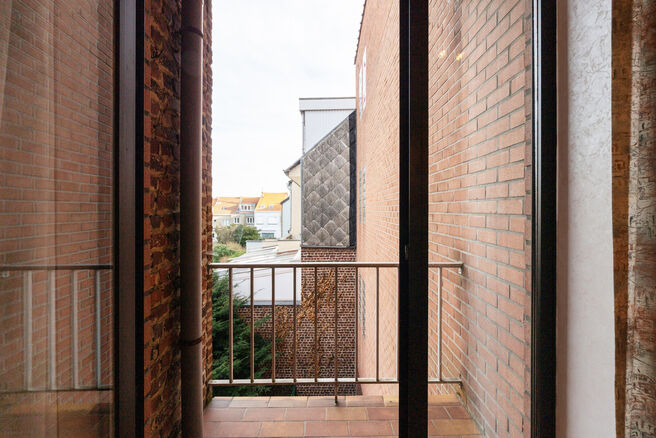 Ce lumineux appartement d&rsquo;angle avec 3 chambres et 2 salles de bains, garage et cave est situ&eacute; dans une petite copropri&eacute;t&eacute; de seulement 3 appartements.
Gr&acirc;ce &agrave; sa situation id&eacute;ale, le bien b&eacute;n&eacute;ficie d&rsquo;un acc&egrave;s ais&eacute; vers Bruxelles et le Ring 
