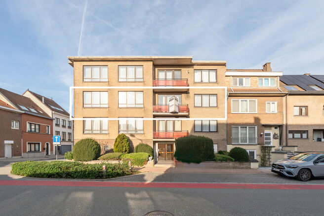 Ce lumineux appartement d&rsquo;angle avec 3 chambres et 2 salles de bains, garage et cave est situ&eacute; dans une petite copropri&eacute;t&eacute; de seulement 3 appartements.
Gr&acirc;ce &agrave; sa situation id&eacute;ale, le bien b&eacute;n&eacute;ficie d&rsquo;un acc&egrave;s ais&eacute; vers Bruxelles et le Ring 
