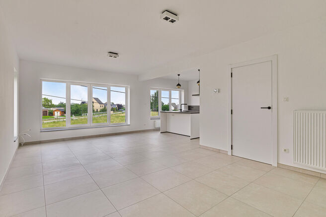 Dit prachtig gerenoveerde duplex appartement met 4 slaapkamers en 2 badkamers is gelegen in een rustige en landelijke omgeving.
Het appartement maakt deel uit van een kleinschalige mede-eigendom met slechts twee appartementen.
Het biedt u comfort, stijl