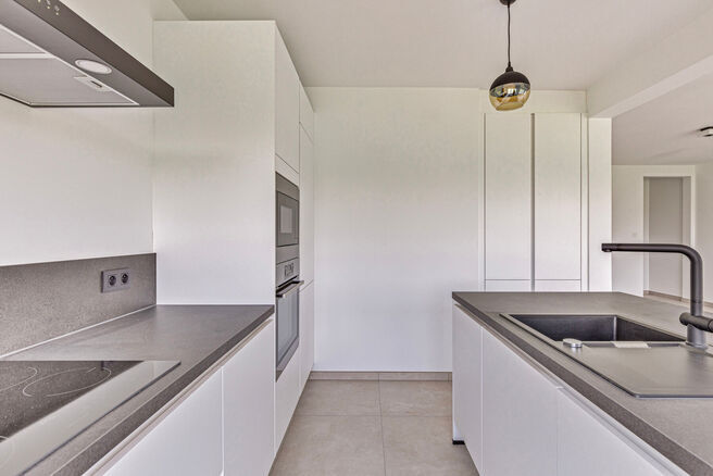 Dit prachtig gerenoveerde duplex appartement met 4 slaapkamers en 2 badkamers is gelegen in een rustige en landelijke omgeving.
Het appartement maakt deel uit van een kleinschalige mede-eigendom met slechts twee appartementen.
Het biedt u comfort, stijl
