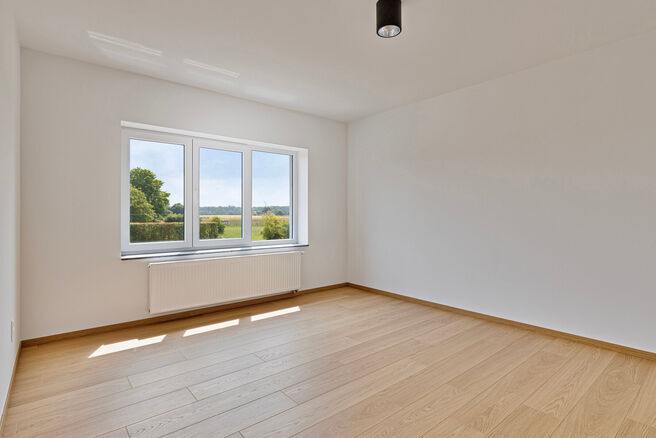 Dit prachtig gerenoveerde duplex appartement met 4 slaapkamers en 2 badkamers is gelegen in een rustige en landelijke omgeving.
Het appartement maakt deel uit van een kleinschalige mede-eigendom met slechts twee appartementen.
Het biedt u comfort, stijl