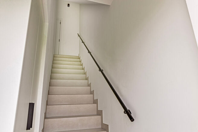 Dit prachtig gerenoveerde duplex appartement met 4 slaapkamers en 2 badkamers is gelegen in een rustige en landelijke omgeving.
Het appartement maakt deel uit van een kleinschalige mede-eigendom met slechts twee appartementen.
Het biedt u comfort, stijl