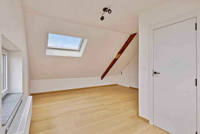 Dit prachtig gerenoveerde duplex appartement met 4 slaapkamers en 2 badkamers is gelegen in een rustige en landelijke omgeving.
Het appartement maakt deel uit van een kleinschalige mede-eigendom met slechts twee appartementen.
Het biedt u comfort, stijl