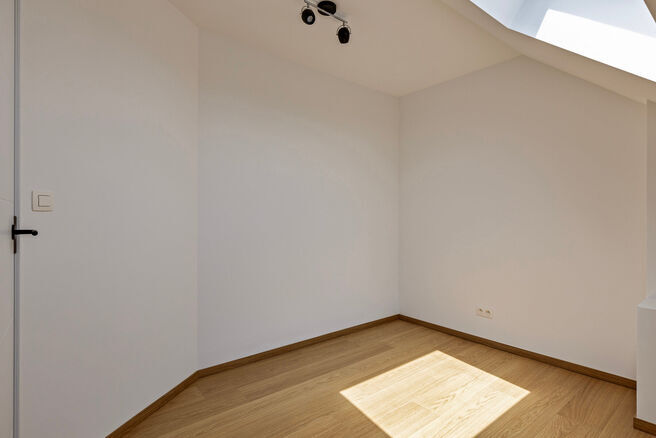 Dit prachtig gerenoveerde duplex appartement met 4 slaapkamers en 2 badkamers is gelegen in een rustige en landelijke omgeving.
Het appartement maakt deel uit van een kleinschalige mede-eigendom met slechts twee appartementen.
Het biedt u comfort, stijl