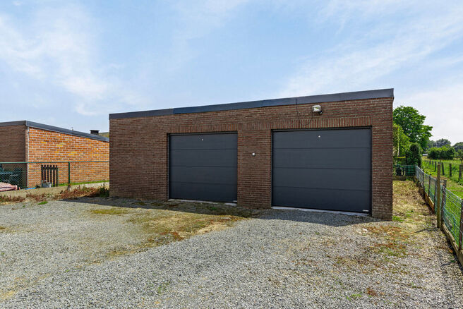 Dit prachtig gerenoveerde duplex appartement met 4 slaapkamers en 2 badkamers is gelegen in een rustige en landelijke omgeving.
Het appartement maakt deel uit van een kleinschalige mede-eigendom met slechts twee appartementen.
Het biedt u comfort, stijl