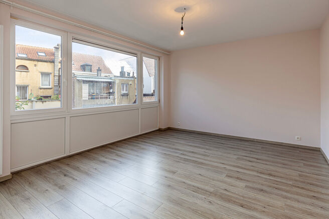 Ontdek dit prachtig totaal gerenoveerde 1-slaapkamerappartement, gelegen op een rustige en toch centrale locatie.
Gelegen op de eerste verdieping, weg van de drukte van de straat, biedt dit appartement een perfecte balans tussen sereniteit en toegankelijk