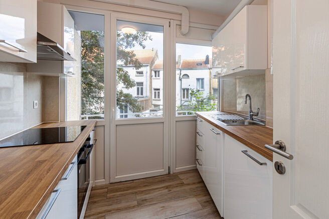 Ontdek dit prachtig totaal gerenoveerde 1-slaapkamerappartement, gelegen op een rustige en toch centrale locatie.
Gelegen op de eerste verdieping, weg van de drukte van de straat, biedt dit appartement een perfecte balans tussen sereniteit en toegankelijk
