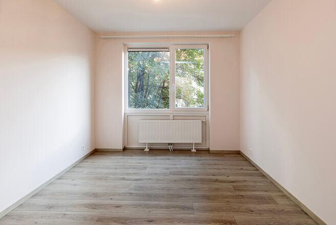 Ontdek dit prachtig totaal gerenoveerde 1-slaapkamerappartement, gelegen op een rustige en toch centrale locatie.
Gelegen op de eerste verdieping, weg van de drukte van de straat, biedt dit appartement een perfecte balans tussen sereniteit en toegankelijk