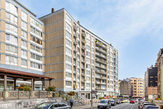 Ontdek dit prachtig totaal gerenoveerde 1-slaapkamerappartement, gelegen op een rustige en toch centrale locatie.
Gelegen op de eerste verdieping, weg van de drukte van de straat, biedt dit appartement een perfecte balans tussen sereniteit en toegankelijk