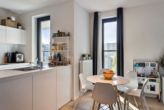 Dit ruime appartement met 3 slaapkamers, 2 badkamers, 2 terrassen, een kelderruimte en een ondergrondse autostaanplaats bevindt zich op de 7de verdieping van de prestigieuze Residentie BELVIEW, in het hart van de Europese wijk.
Dankzij de hoekligging en d