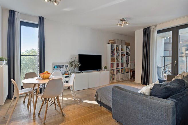 Dit ruime appartement met 3 slaapkamers, 2 badkamers, 2 terrassen, een kelderruimte en een ondergrondse autostaanplaats bevindt zich op de 7de verdieping van de prestigieuze Residentie BELVIEW, in het hart van de Europese wijk.
Dankzij de hoekligging en d