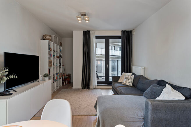 Dit ruime appartement met 3 slaapkamers, 2 badkamers, 2 terrassen, een kelderruimte en een ondergrondse autostaanplaats bevindt zich op de 7de verdieping van de prestigieuze Residentie BELVIEW, in het hart van de Europese wijk.
Dankzij de hoekligging en d