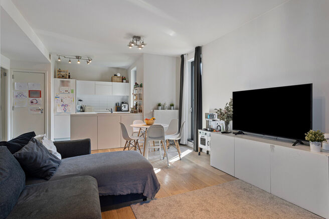 Dit ruime appartement met 3 slaapkamers, 2 badkamers, 2 terrassen, een kelderruimte en een ondergrondse autostaanplaats bevindt zich op de 7de verdieping van de prestigieuze Residentie BELVIEW, in het hart van de Europese wijk.
Dankzij de hoekligging en d