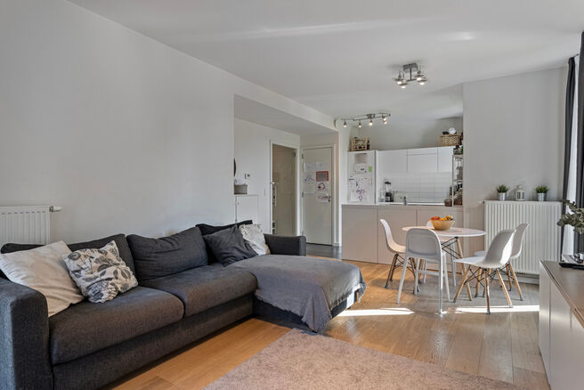 Dit ruime appartement met 3 slaapkamers, 2 badkamers, 2 terrassen, een kelderruimte en een ondergrondse autostaanplaats bevindt zich op de 7de verdieping van de prestigieuze Residentie BELVIEW, in het hart van de Europese wijk.
Dankzij de hoekligging en d