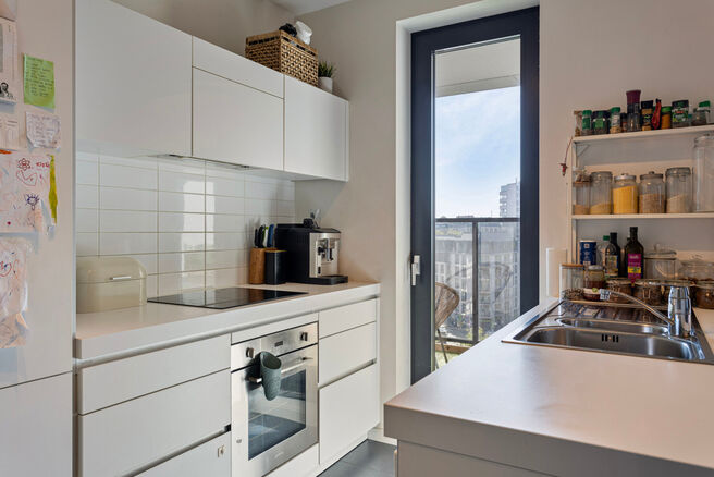 Dit ruime appartement met 3 slaapkamers, 2 badkamers, 2 terrassen, een kelderruimte en een ondergrondse autostaanplaats bevindt zich op de 7de verdieping van de prestigieuze Residentie BELVIEW, in het hart van de Europese wijk.
Dankzij de hoekligging en d