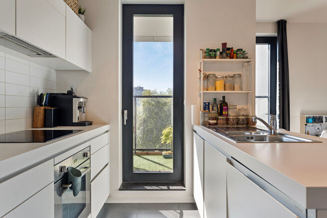 Dit ruime appartement met 3 slaapkamers, 2 badkamers, 2 terrassen, een kelderruimte en een ondergrondse autostaanplaats bevindt zich op de 7de verdieping van de prestigieuze Residentie BELVIEW, in het hart van de Europese wijk.
Dankzij de hoekligging en d