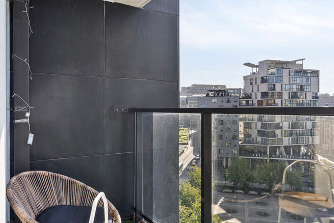 Dit ruime appartement met 3 slaapkamers, 2 badkamers, 2 terrassen, een kelderruimte en een ondergrondse autostaanplaats bevindt zich op de 7de verdieping van de prestigieuze Residentie BELVIEW, in het hart van de Europese wijk.
Dankzij de hoekligging en d