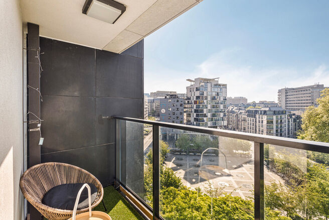 Dit ruime appartement met 3 slaapkamers, 2 badkamers, 2 terrassen, een kelderruimte en een ondergrondse autostaanplaats bevindt zich op de 7de verdieping van de prestigieuze Residentie BELVIEW, in het hart van de Europese wijk.
Dankzij de hoekligging en d