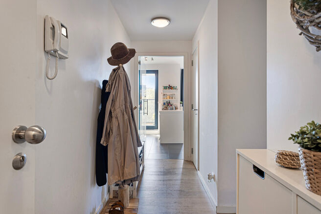 Dit ruime appartement met 3 slaapkamers, 2 badkamers, 2 terrassen, een kelderruimte en een ondergrondse autostaanplaats bevindt zich op de 7de verdieping van de prestigieuze Residentie BELVIEW, in het hart van de Europese wijk.
Dankzij de hoekligging en d