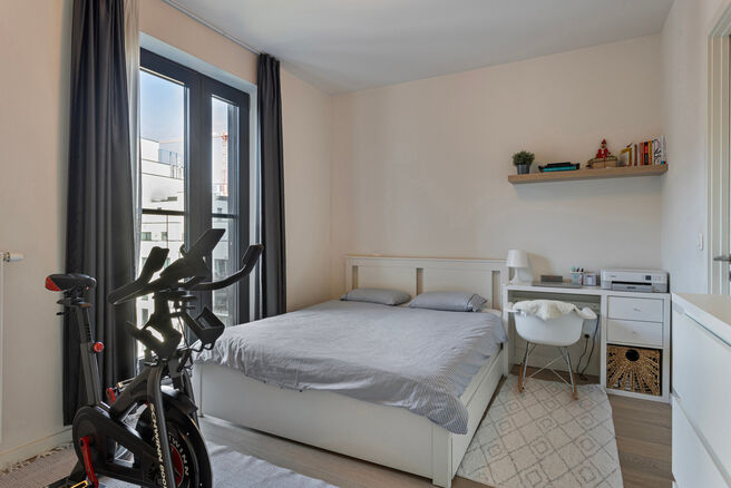 Dit ruime appartement met 3 slaapkamers, 2 badkamers, 2 terrassen, een kelderruimte en een ondergrondse autostaanplaats bevindt zich op de 7de verdieping van de prestigieuze Residentie BELVIEW, in het hart van de Europese wijk.
Dankzij de hoekligging en d