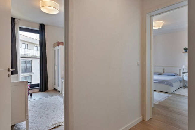 Dit ruime appartement met 3 slaapkamers, 2 badkamers, 2 terrassen, een kelderruimte en een ondergrondse autostaanplaats bevindt zich op de 7de verdieping van de prestigieuze Residentie BELVIEW, in het hart van de Europese wijk.
Dankzij de hoekligging en d
