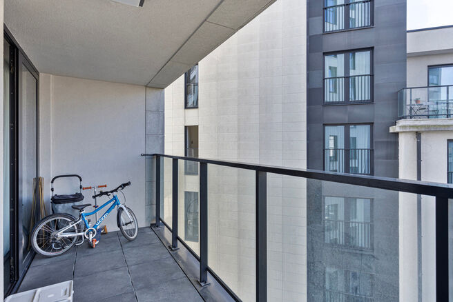 Dit ruime appartement met 3 slaapkamers, 2 badkamers, 2 terrassen, een kelderruimte en een ondergrondse autostaanplaats bevindt zich op de 7de verdieping van de prestigieuze Residentie BELVIEW, in het hart van de Europese wijk.
Dankzij de hoekligging en d