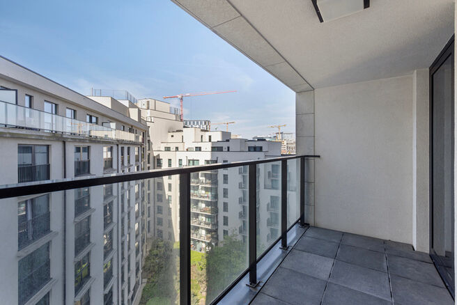 Dit ruime appartement met 3 slaapkamers, 2 badkamers, 2 terrassen, een kelderruimte en een ondergrondse autostaanplaats bevindt zich op de 7de verdieping van de prestigieuze Residentie BELVIEW, in het hart van de Europese wijk.
Dankzij de hoekligging en d