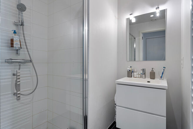 Dit ruime appartement met 3 slaapkamers, 2 badkamers, 2 terrassen, een kelderruimte en een ondergrondse autostaanplaats bevindt zich op de 7de verdieping van de prestigieuze Residentie BELVIEW, in het hart van de Europese wijk.
Dankzij de hoekligging en d